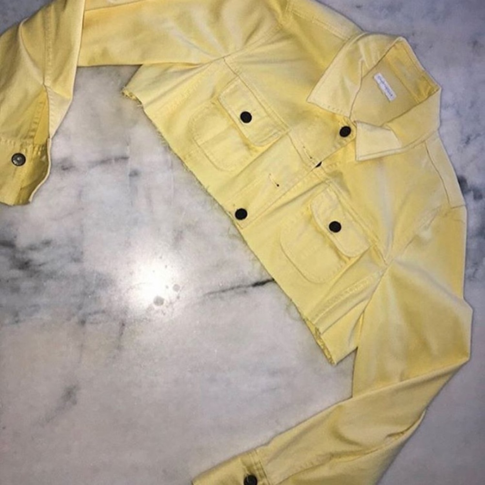SUPER CUTE cropped yellow jacket